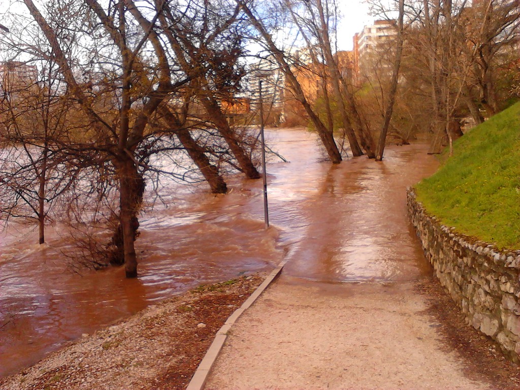 El Pisuerga desbordado por Valladolid